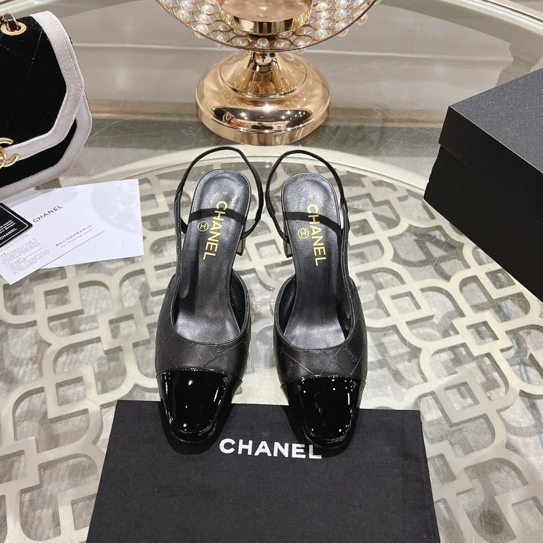 👟👟Ex-factory price 540👟👟 CHANEL Xiangjia 24vs spring and summer new fashion sandals series... Chanel is a very comprehensive noble fashion lifestyle brand. The same models are sold by major fashion bloggers and celebrities in Hong Kong, the United States, and other countries. They are simply beautiful. I fall in love with elegance and the playful sense of the future. I want to own them right away just by looking at them. But you can really think about a pair of exquisite high heels. This series is specially designed for extraordinary and indifferent ladies to create a unique overall effect. CHANEL designs products that inspire women to move forward and highlight their charm... 1️⃣Material: Original customized patent leather + imported sheepskin 2️⃣Inner lining: Original customized imported sheepskin 3️⃣Feet: Original customized imported sheepskin 4️⃣Outsole: Genuine leather sole imported from Italy 5️⃣Heel height: 2.5cm/6.5cm/9cm 6️⃣Number: 34-43 (34.40.41.42.43 customization is not returnable) 7️⃣Packaging: The latest and exquisite full set of packaging at the counter